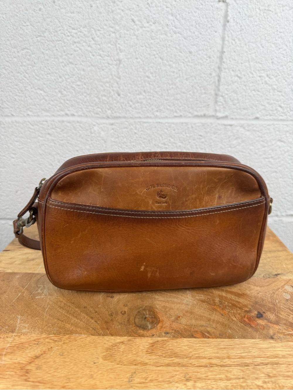 G.H. Bass & Co. Vintage Brown Leather Crossbody Camera Bag Purse Cognac